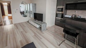 Apartment, 2 Bedrooms, Smoking, Balcony | Ruang tamu