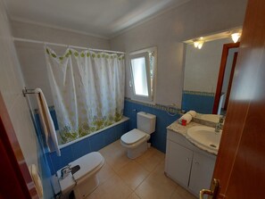 Bruser, hårtørrer, håndklæder, Toiletpapir