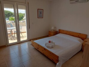 3 bedrooms, travel cot, free WiFi, bed sheets - Casa Sol with private pool and free wifi (L'Escala)