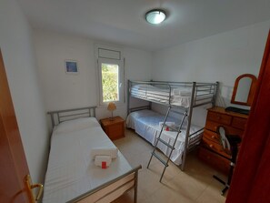 3 室のベッドルーム、旅行用ベビーベッド、WiFi (無料)、ベッドシーツ