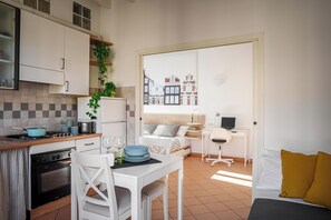 Apartment, Blick auf den Innenhof | Wohnbereich