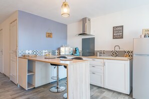 Jääkaappi, mikroaaltouuni, uuni, liesi