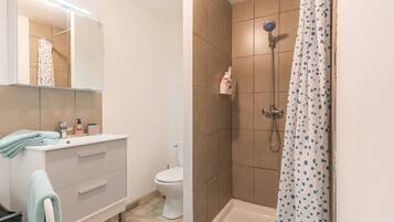 Regadera, secadora de cabello, toallas