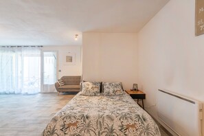 1 slaapkamer, een strijkplank/strijkijzer, gratis wifi, beddengoed