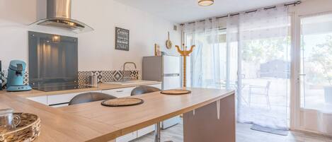 雪櫃、微波爐、焗爐、爐具