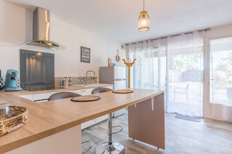 Refrigerador, microondas, horno y parrilla de estufa . Apartment 'Au Pied De La Sainte Victoire' with Private Terrace, Private Garden and Wi-Fi