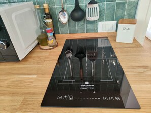 Mikrowelle, Wasserkocher mit Kaffee-/Teezubehör, Wasserkocher