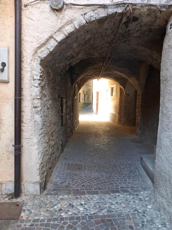 Property grounds. La Casa di Tina with Balcony – Civenna
