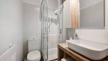 Een douche, een haardroger, handdoeken