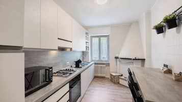 Frigorifero, microonde, forno, piano cottura