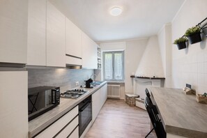 Réfrigérateur, four à micro-ondes, un four, surface de cuisson