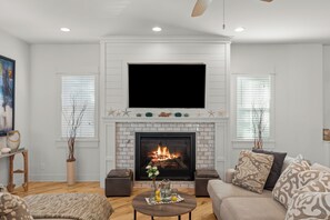 Een smart-tv, een open haard en videogames