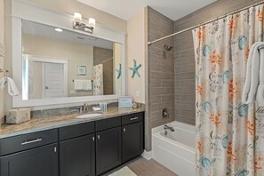 Douche, séchoir à cheveux, serviettes fournies