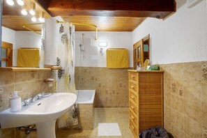 Douche, sèche-cheveux, serviettes fournies