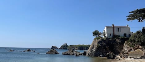 Una playa cerca