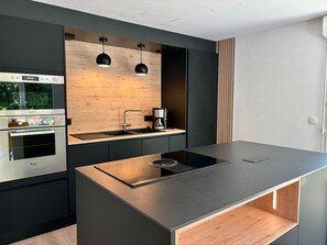 Refrigerador, microondas, horno y parrilla de estufa 