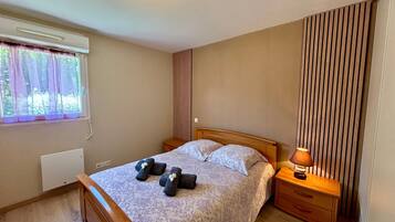 1 habitación, tabla de planchar con plancha, wifi gratis y ropa de cama