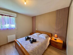 1 habitación, tabla de planchar con plancha, wifi gratis y ropa de cama 