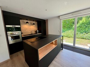 Frigorífico, microondas, horno y placa de cocina
