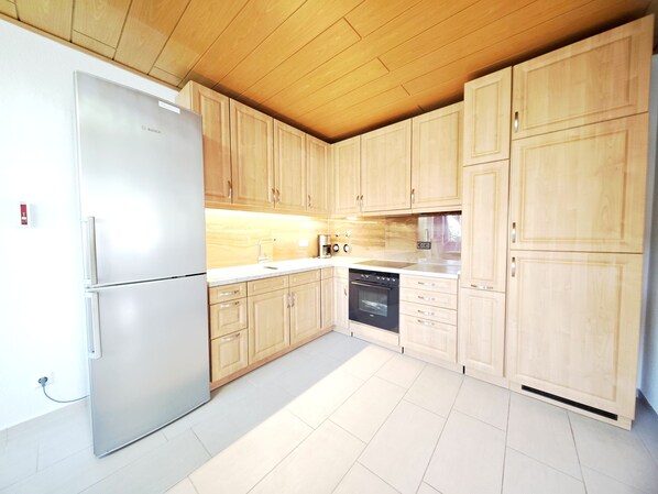 Mikrowelle, Ofen, Herdplatte, Geschirrspüler