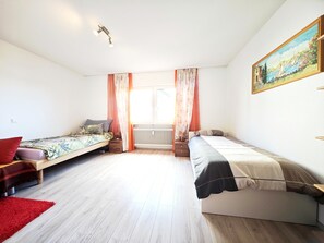 2 chambres, fer et planche à repasser, Wi-Fi, draps fournis