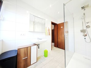 Shower, hair dryer, towels, soap - Feel-good apartment close to the city in a quiet location - with WiFi & smart TV (Backnang)