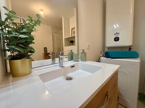 Dusch, hårtork och handdukar