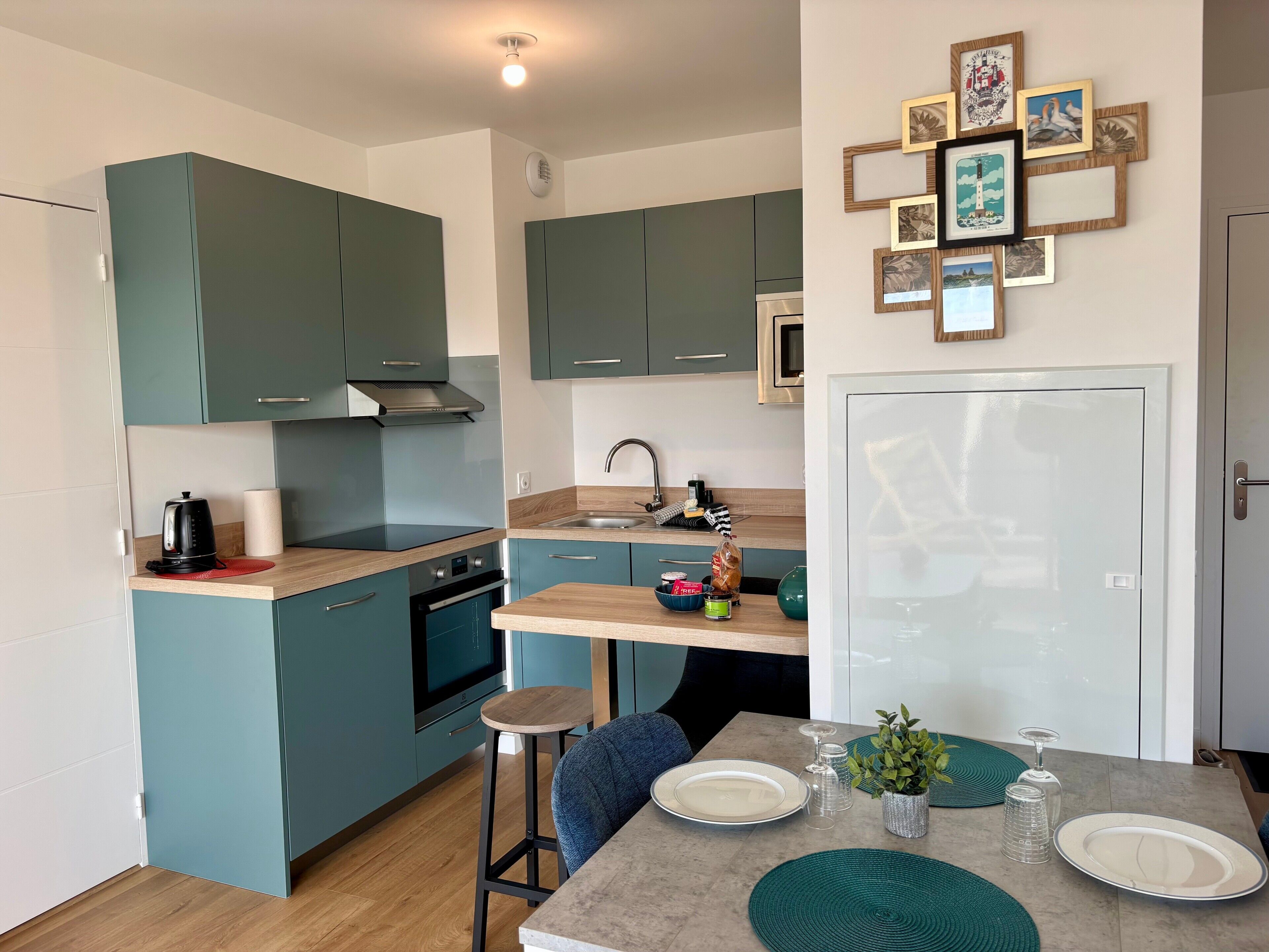 Réfrigérateur, micro-ondes, four, plaque de cuisson