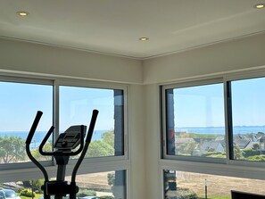 Fitness facility - Villa 'Mamina' with Sea View, Private Terrace and Wi-Fi (Larmor-Plage)