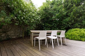 Outdoor dining - Villa 'Mamina' with Sea View, Private Terrace and Wi-Fi (Larmor-Plage)