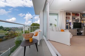 TV - Villa 'Mamina' with Sea View, Private Terrace and Wi-Fi (Larmor-Plage)