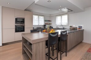 Geladeira, micro-ondas, fogão, cooktop
