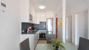 Køleskab, mikrobølgeovn, kogeplade, kaffe-/temaskine