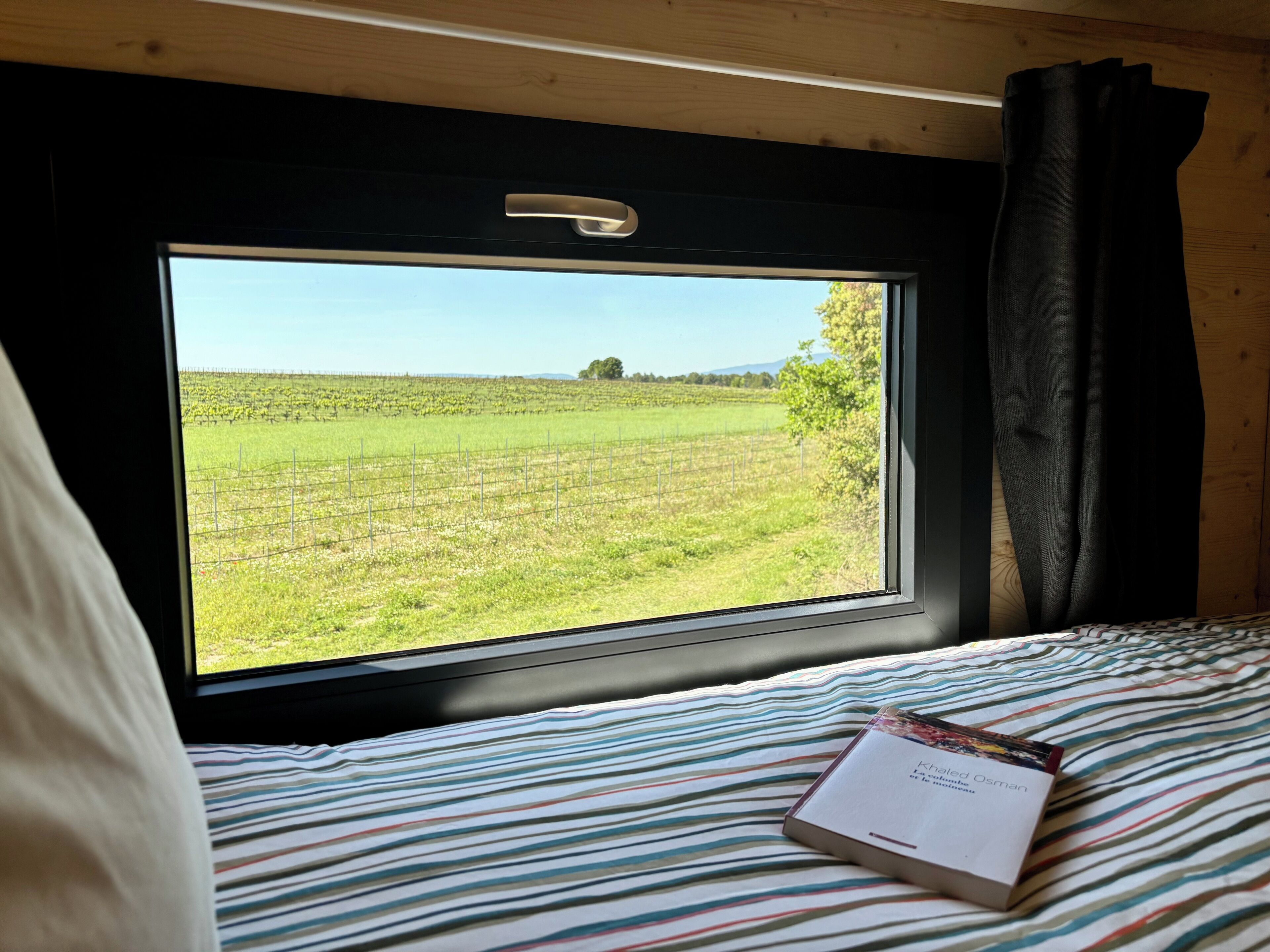 1 habitación, tabla de planchar con plancha y ropa de cama 