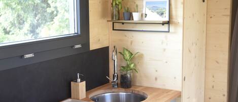 Réfrigérateur, micro-ondes, plaque de cuisson, cafetiÚre/bouilloire
