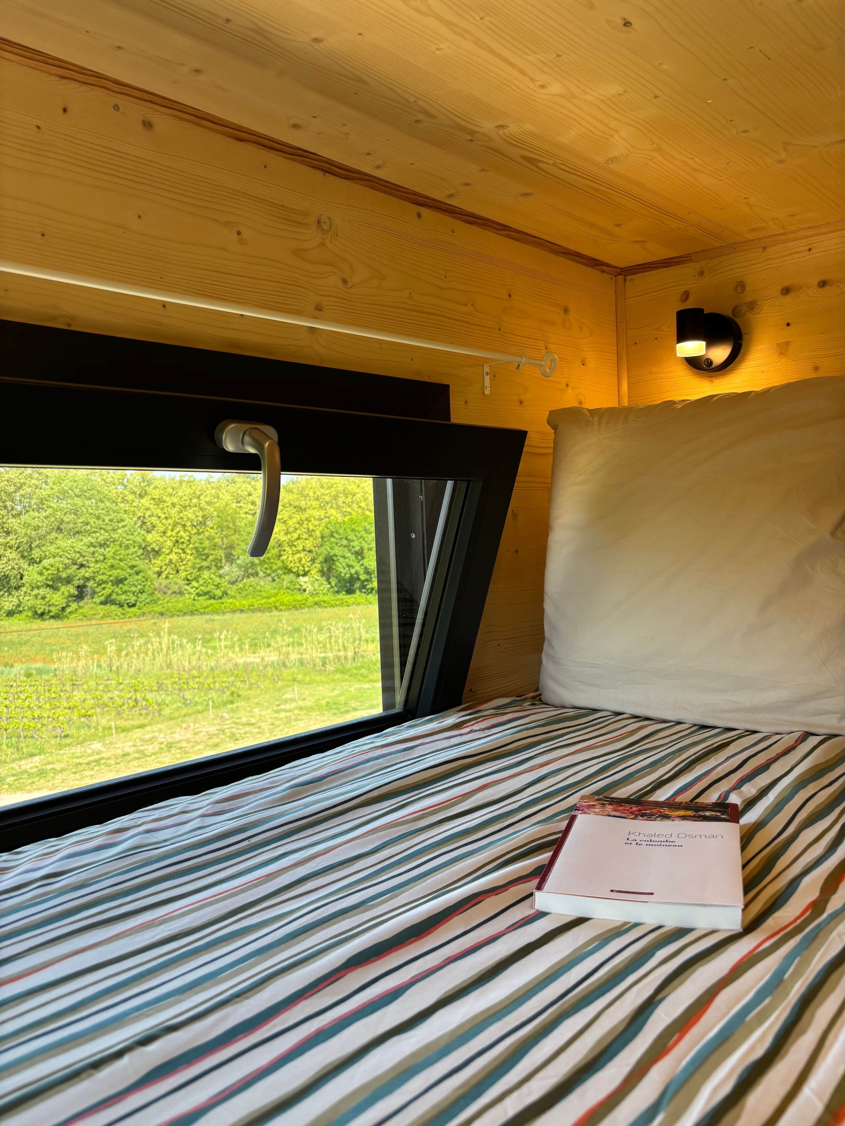 1 dormitorio, tabla de planchar con plancha, ropa de cama