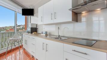 Frigorífico, microondas, horno y placa de cocina