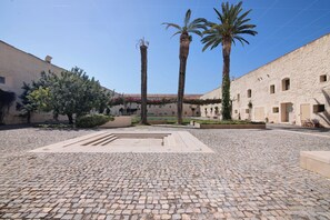 Property grounds - 'Architect Luxury Ancient Triplex' Apartment with Shared Pool, Wi-Fi & Air Conditioning (Tavira)