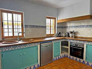 Kühlschrank, Mikrowelle, Ofen, Geschirrspüler