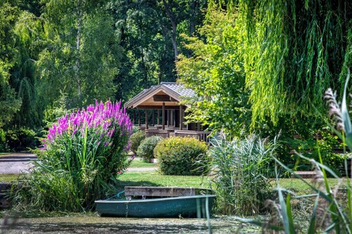 'Bullrush' luxury Log Cabin. 3.5 acre lakeside setting in Pewsey Vale Wiltshire