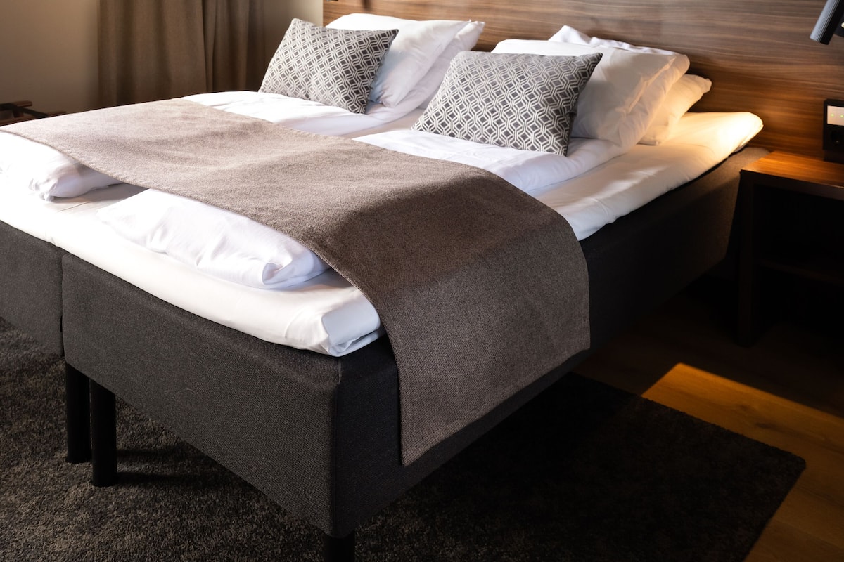 1 dormitori, escriptori i espai de treball apte per a portàtils