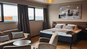 1 bedroom, desk, laptop workspace, soundproofing