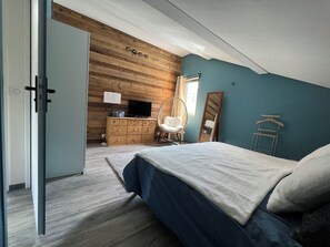 3 chambres, bureau, fer et planche à repasser, lit de bébé portatif