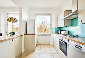 Appartement | Cuisine privée | Réfrigérateur, micro-ondes, four, plaque de cuisson