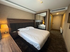 Habitación Confort doble, vistas al jardín | Escritorio, espacio para trabajar con un portátil, wifi gratis