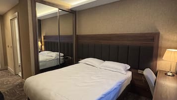 Habitación doble Confort, vista al jardín | Escritorio, espacio para trabajar con laptop y wifi gratis