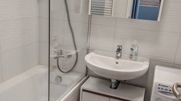 Studio, Multiple Bedrooms, Smoking, Balcony | Bathroom