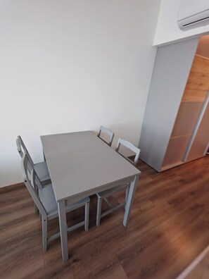 Estudio, varias habitaciones, fumadores, balcón | Restauración