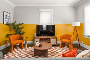 Smart-TV, Kamin, Stereoanlage