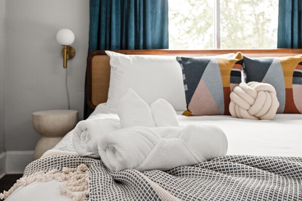 4 عدّة غرف نوم ومكتب وواي فاي مجانًا وملاءات أسرّة